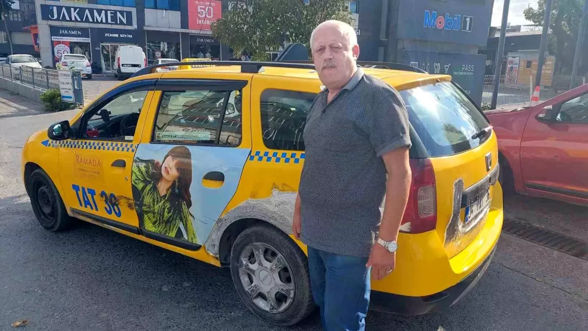 Gaziosmanpaşa\'da Yeşil Işıkta Hareket Etmeyen Araç Nedeniyle Taksici Darp Edildi