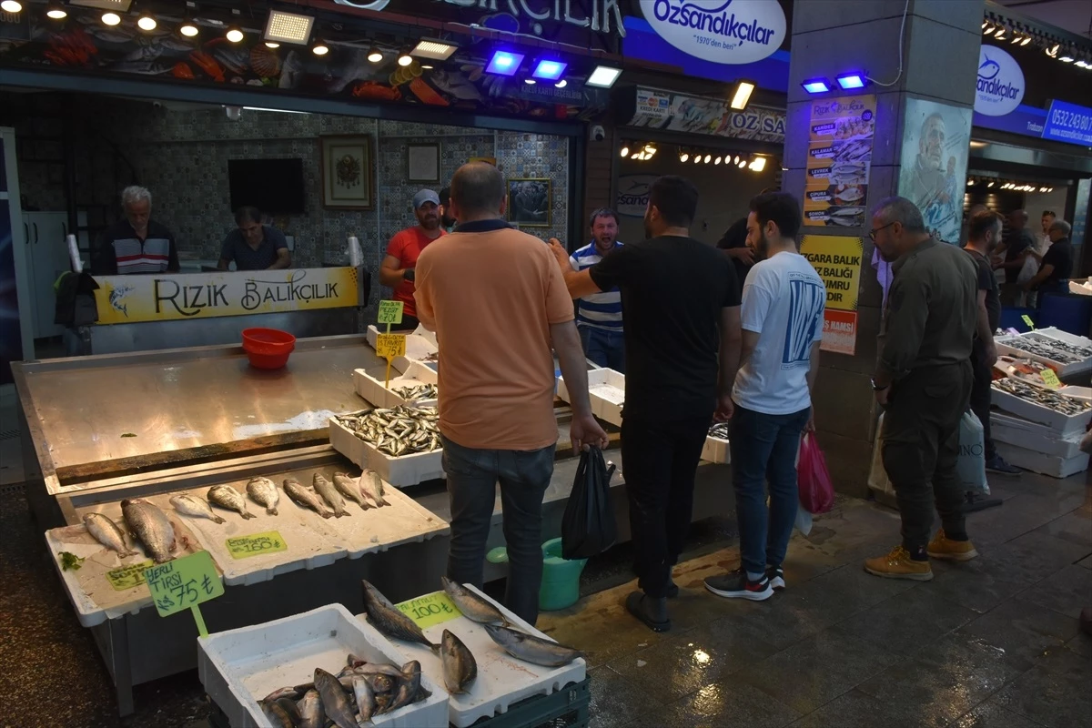 Trabzon\'da Denizlerde Av Yasağı Sonrası Balık Tezgahları Dolmaya Başladı