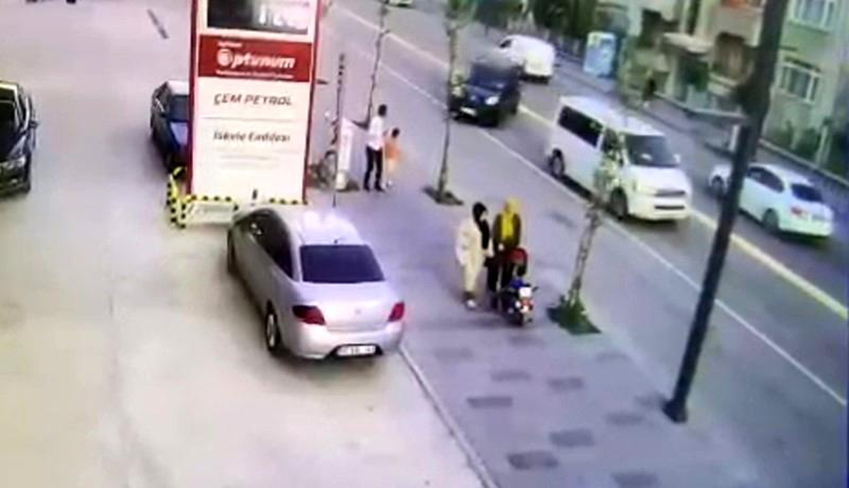 Van\'da araç kaldırımda yürüyen kadınlara çarptı