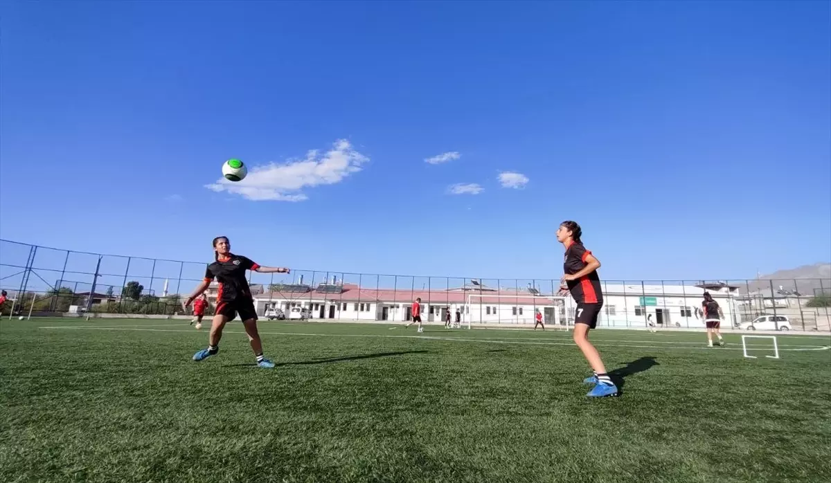 Van Büyükşehir Belediyesi Kadın Futbol Takımı\'nda İkiz Kardeşlerin Milli Takım Hedefi