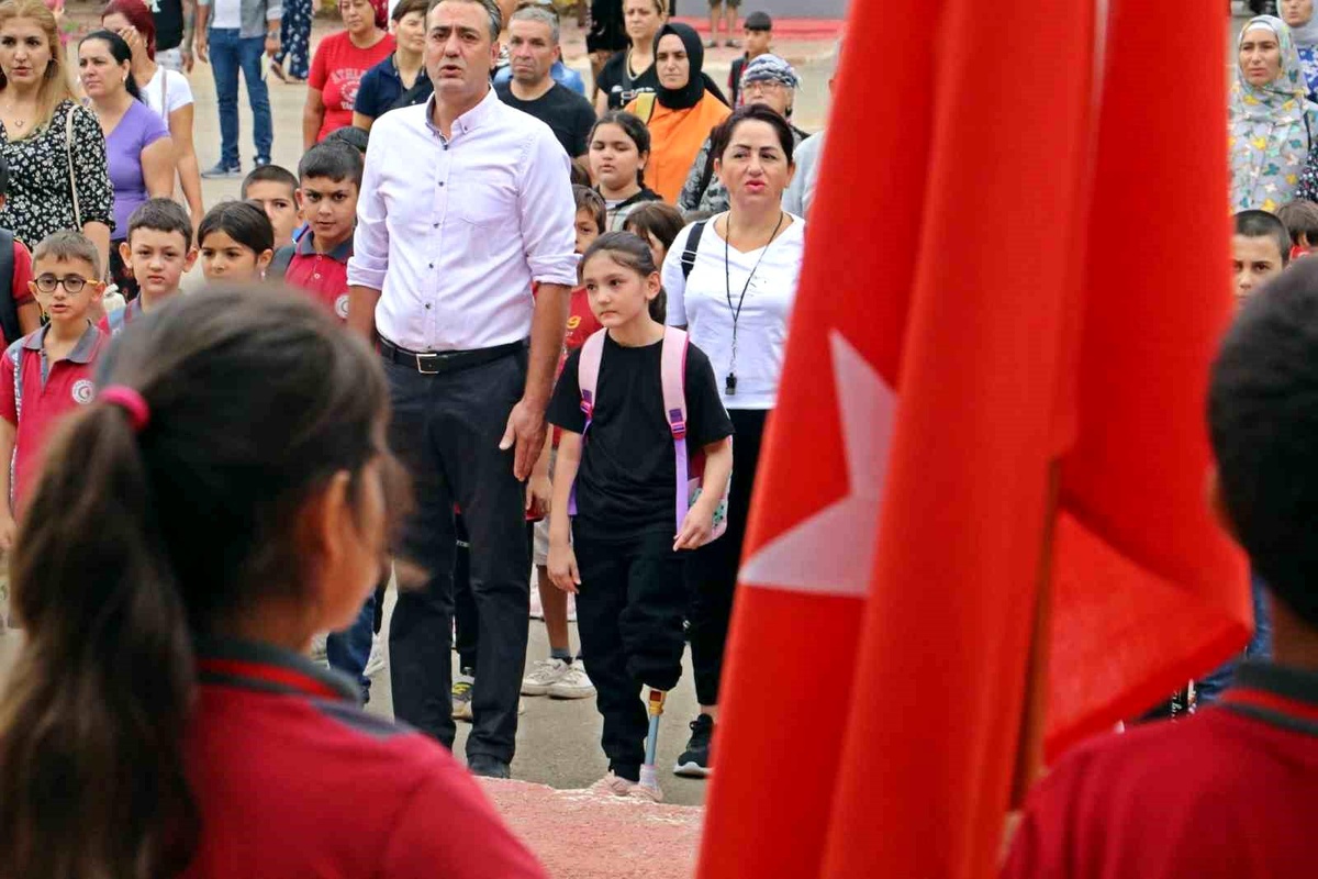 Babasının Yardımıyla Protez Bacaklarla Okula Başlayan Özge