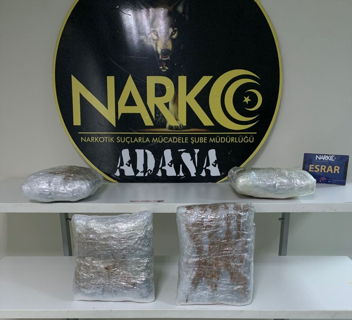 Adana\'da sırt çantasında 2 kilogram 448 gram esrar ele geçirilen şüpheli tutuklandı