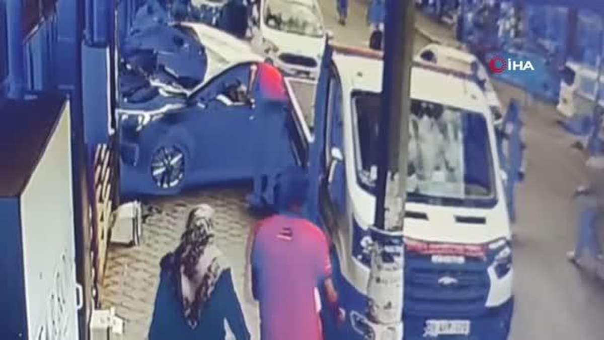 Aracını park ederken yanlışlıkla fren yerine gaza basınca otele daldı...Kaza anı kamerada