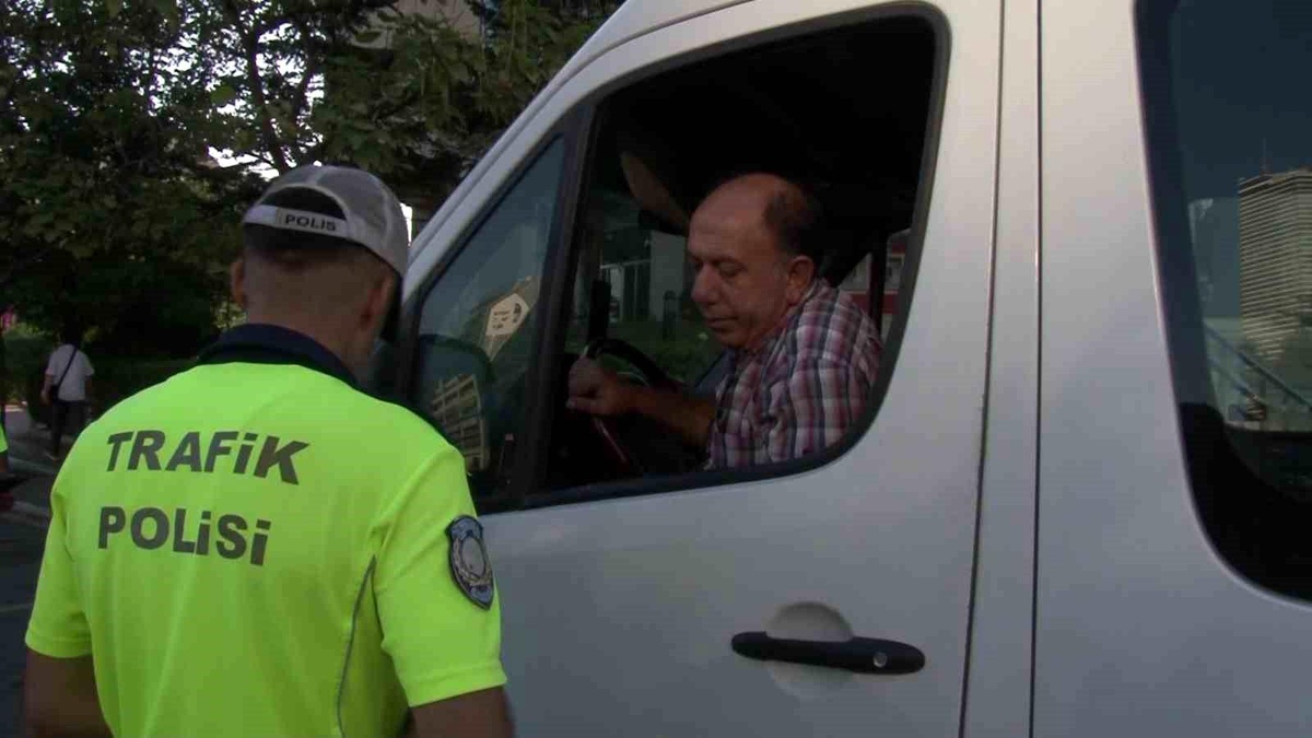 İstanbul\'da Okul Servis Araçları Denetlendi