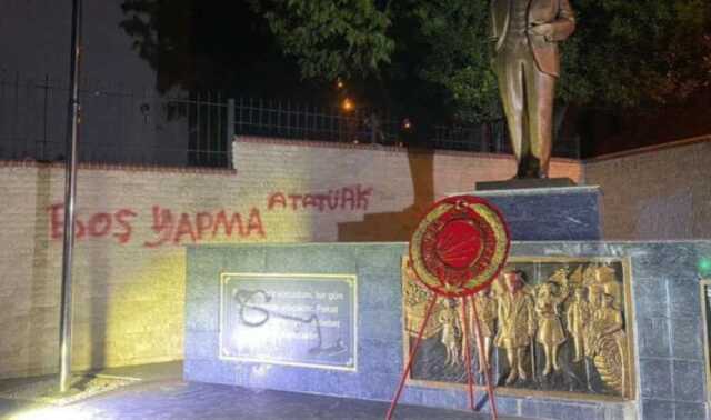 Atatürk Anıtı'na Hakaret İçerikli Yazı Yazan Şüpheli Tutuklandı Atatürk Anıtı'na Hakaret İçerikli Yazı Yazan Şüpheli Tutuklandı
