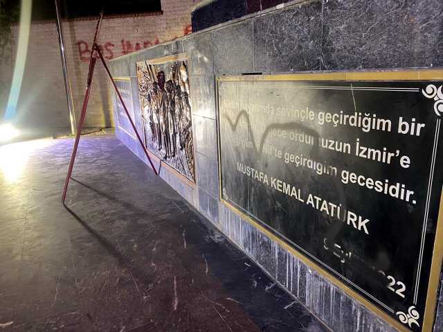Atatürk Anıtı'na Hakaret İçerikli Yazı Yazan Şüpheli Tutuklandı Atatürk Anıtı'na Hakaret İçerikli Yazı Yazan Şüpheli Tutuklandı