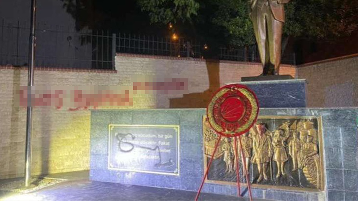İzmir\'de Atatürk Anıtı\'na, "Boş yapma Atatürk" yazan 16 yaşındaki çocuk tutuklanarak cezaevine gönderildi