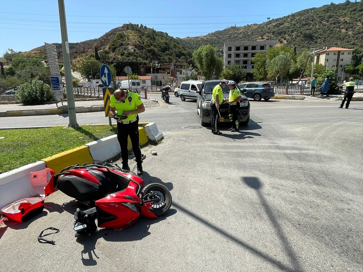Aydın\'ın Söke ilçesinde motosiklet ile kamyonet çarpışması: 2 yaralı
