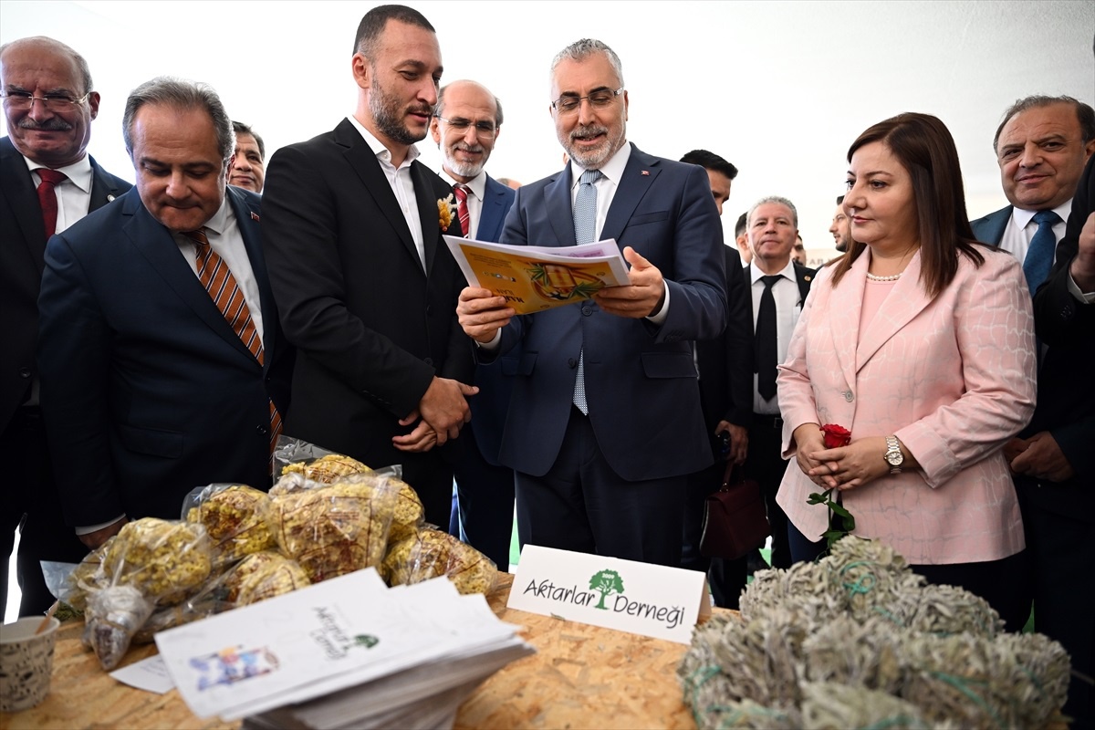 Bakan Işıkhan, "Aktarlık ve Çiçekçiliğin Meslek Olarak Kabulü Toplantısı"nda konuştu Açıklaması