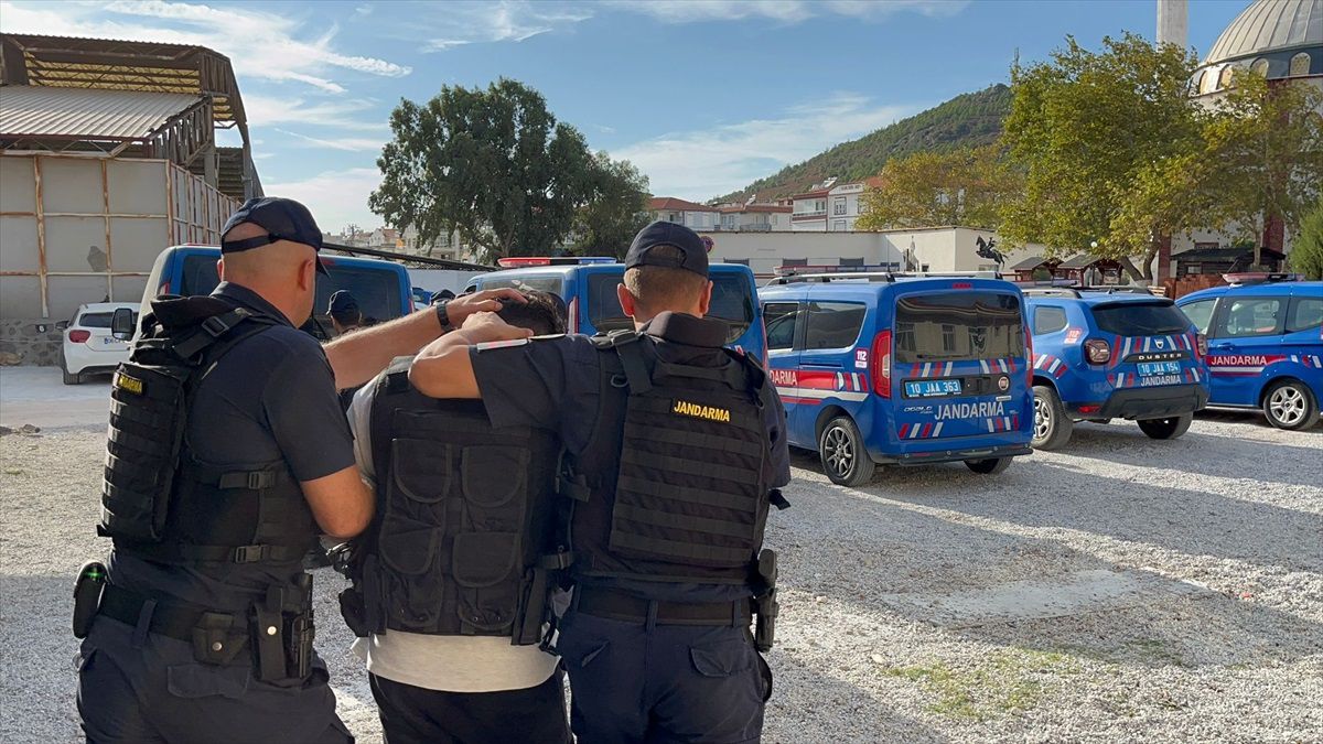 Ayvalık\'ta Otel Odasında Ölü Bulunan Kişiyle İlgili 2 Şüpheli Tutuklandı