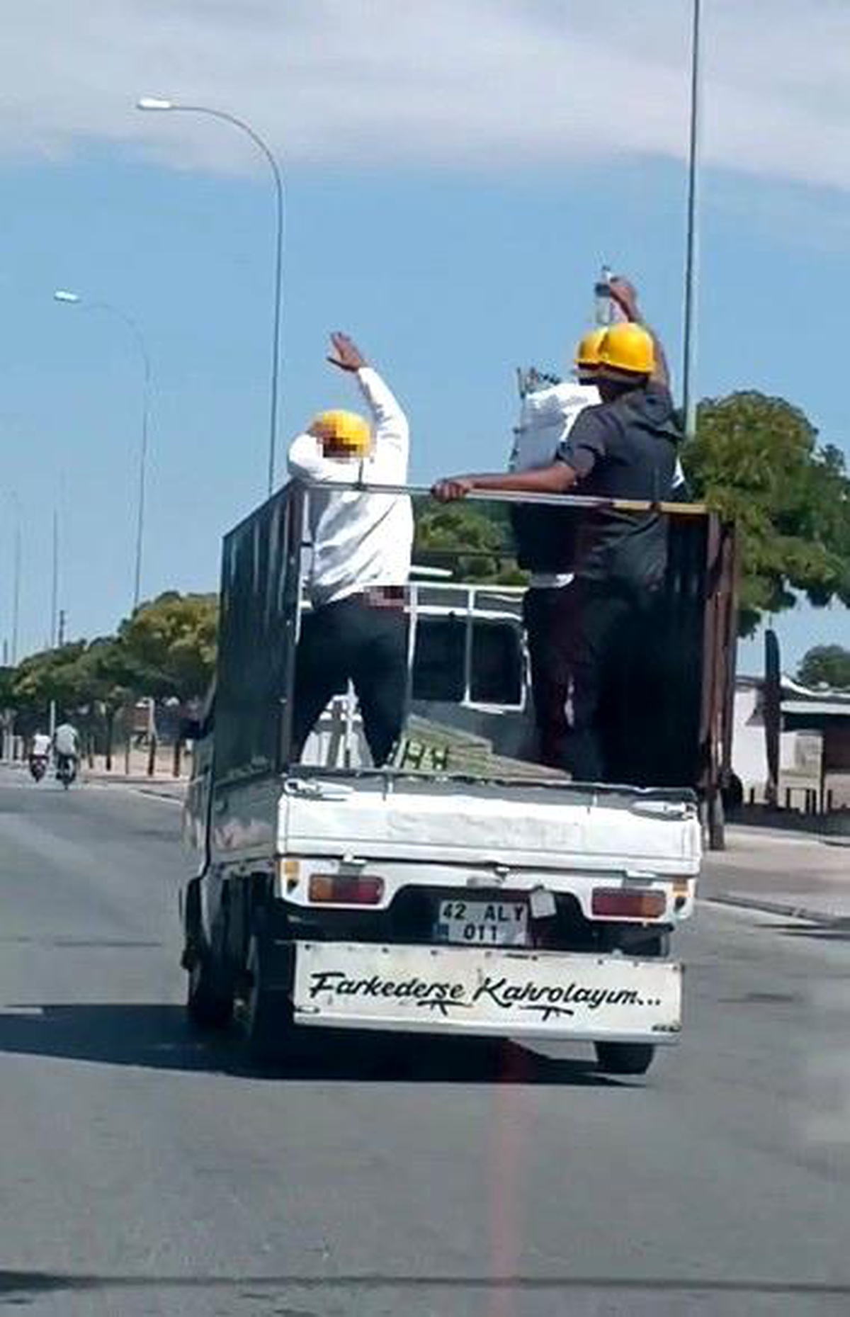 Konya\'da Kamyonetin Kasasında Baretli Kişilerin Oyunu Kameraya Yansıdı