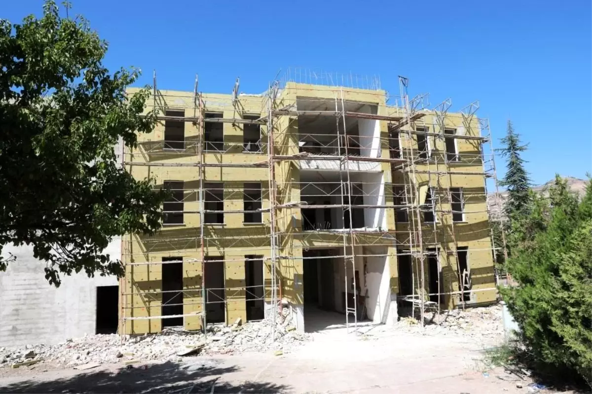 Kocasinan Belediye Başkanı Ahmet Çolakbayrakdar, Hacı Mustafa Tarman Kültür Merkezi\'nde incelemelerde bulundu