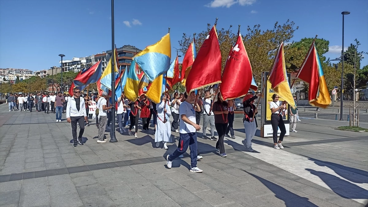 Çanakkale\'de İlköğretim Haftası Kutlamaları Kortej Yürüyüşüyle Başladı
