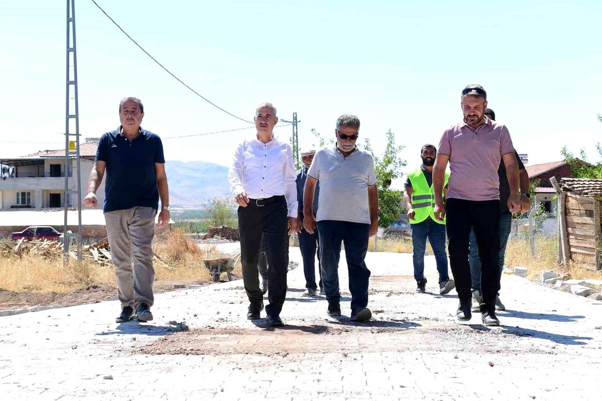 Yeşilyurt Belediyesi Kırsal Bölgelerde Yol Yenileme Çalışmalarına Devam Ediyor