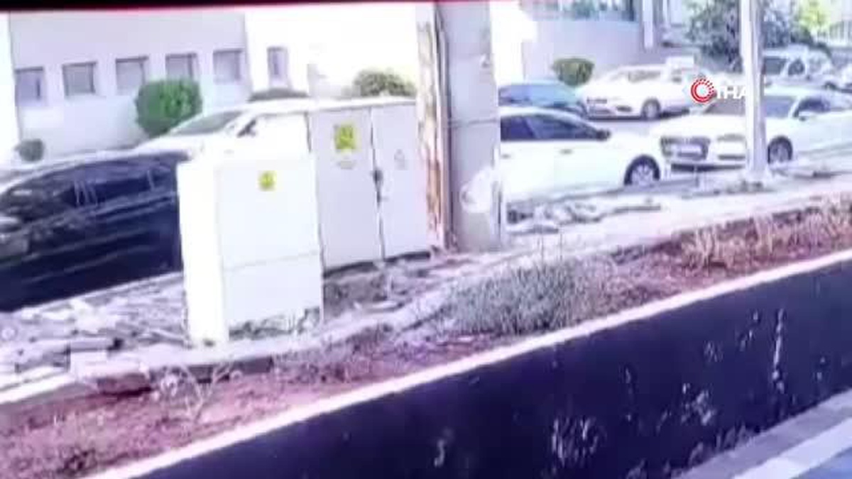 Dış cephe kaplaması otomobillerin üzerine düştü