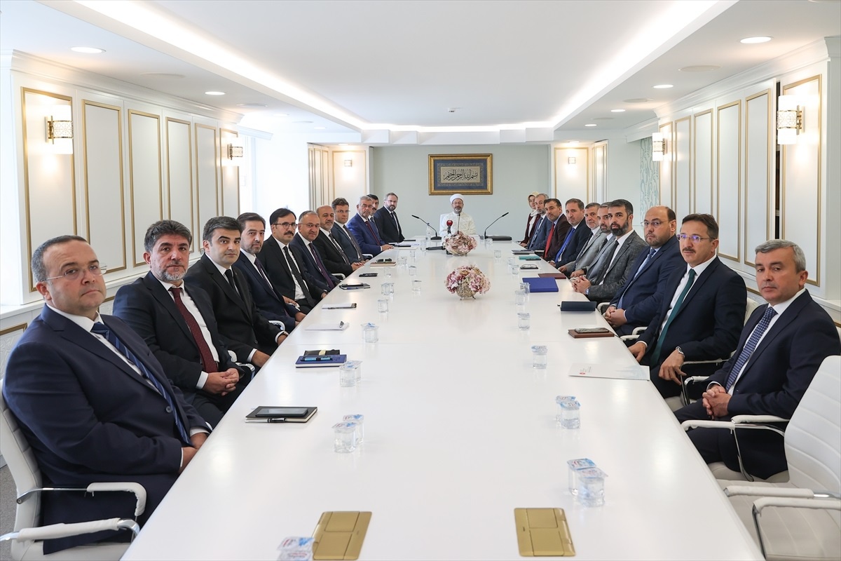 Diyanet İşleri Başkanı Ali Erbaş, Ataşe ve Müşavirlere Görevlerini Tamamlamaları İçin Dualarla Dokunmalarını Tavsiye Etti