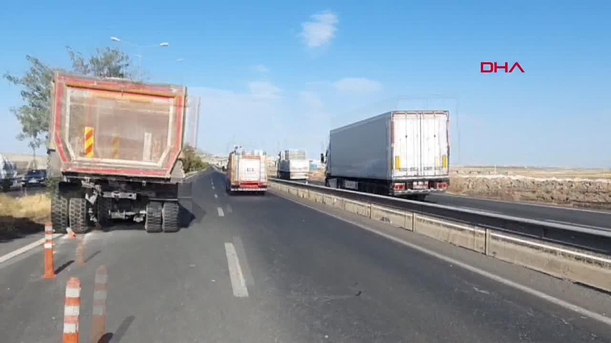 Diyarbakır\'da Kamyonun Çarptığı Çekici Yolcu Otobüsüne Çarptı: 6 Yaralı