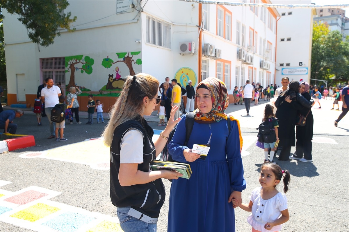 Diyarbakır\'da "narkonokta" uygulamasıyla öğrenciler ve veliler bilgilendiriliyor