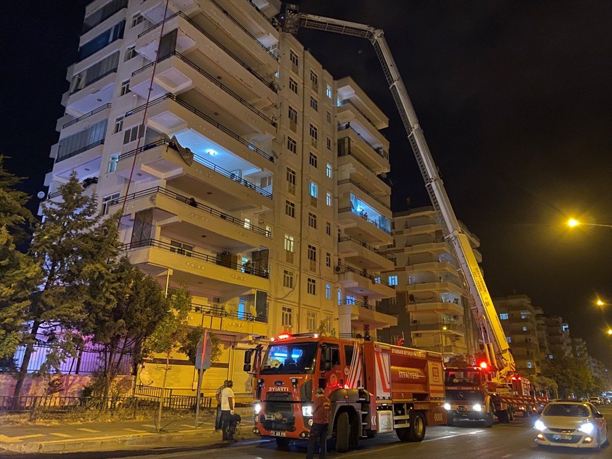 Diyarbakır\'da çıkan yangında 4 itfaiye eri dumandan etkilendi