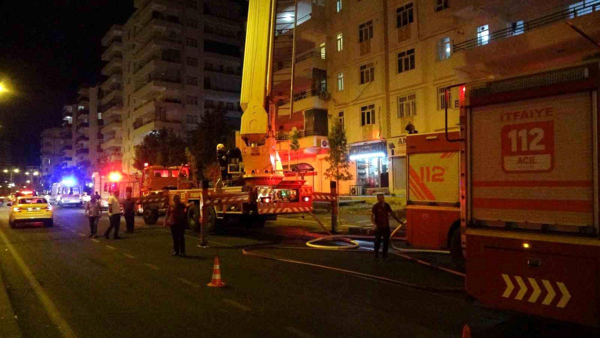 Diyarbakır\'da çıkan yangında 4 itfaiye eri dumandan etkilendi