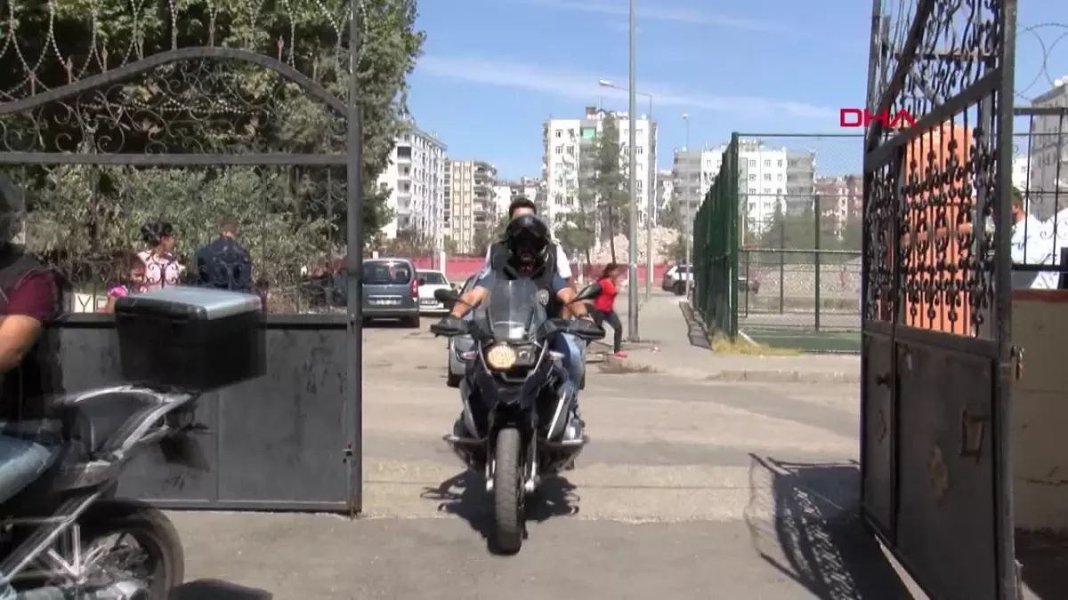 DİYARBAKIR\'DA YENİ EĞİTİM ÖĞRETİM YILIYLA BİRLİKTE OKUL ÖNLERİ VE ÇEVRELERİNDE POLİS DENETİMİ