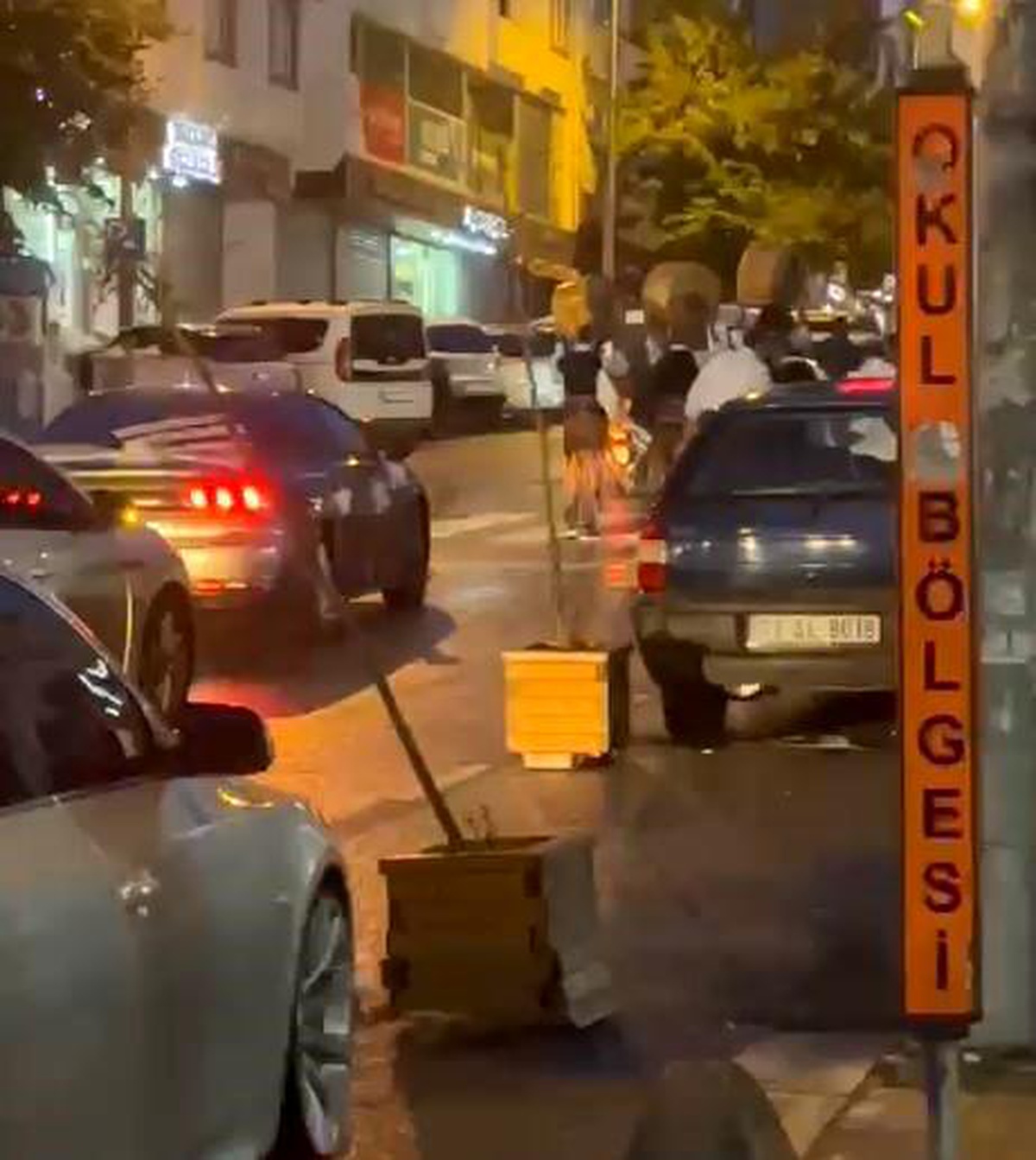 Arnavutköy\'de düğün konvoyunda trafik felci yaşandı