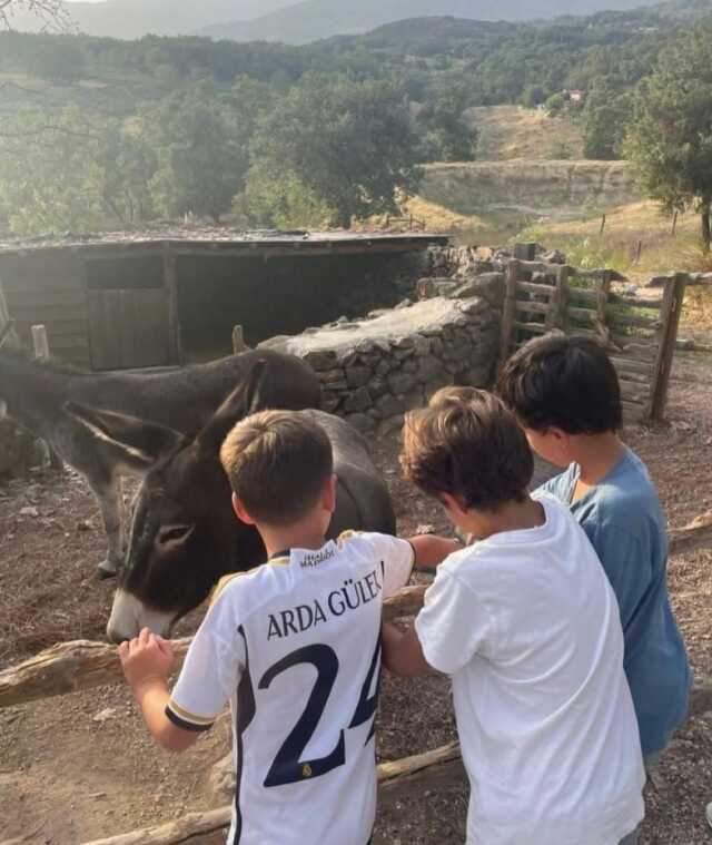 Dünyanın konuştuğu kare! Efsane hocanın torunu, Arda Güler formasıyla görüntülendi Dünyanın konuştuğu kare! Efsane hocanın torunu, Arda Güler formasıyla görüntülendi