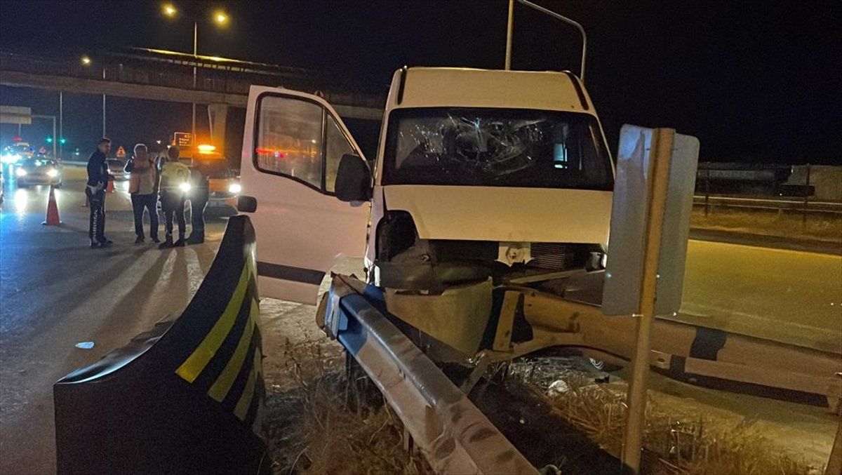 Düzce\'de minibüsün refüje çarpması sonucu 1\'i ağır 2 kişi yaralandı