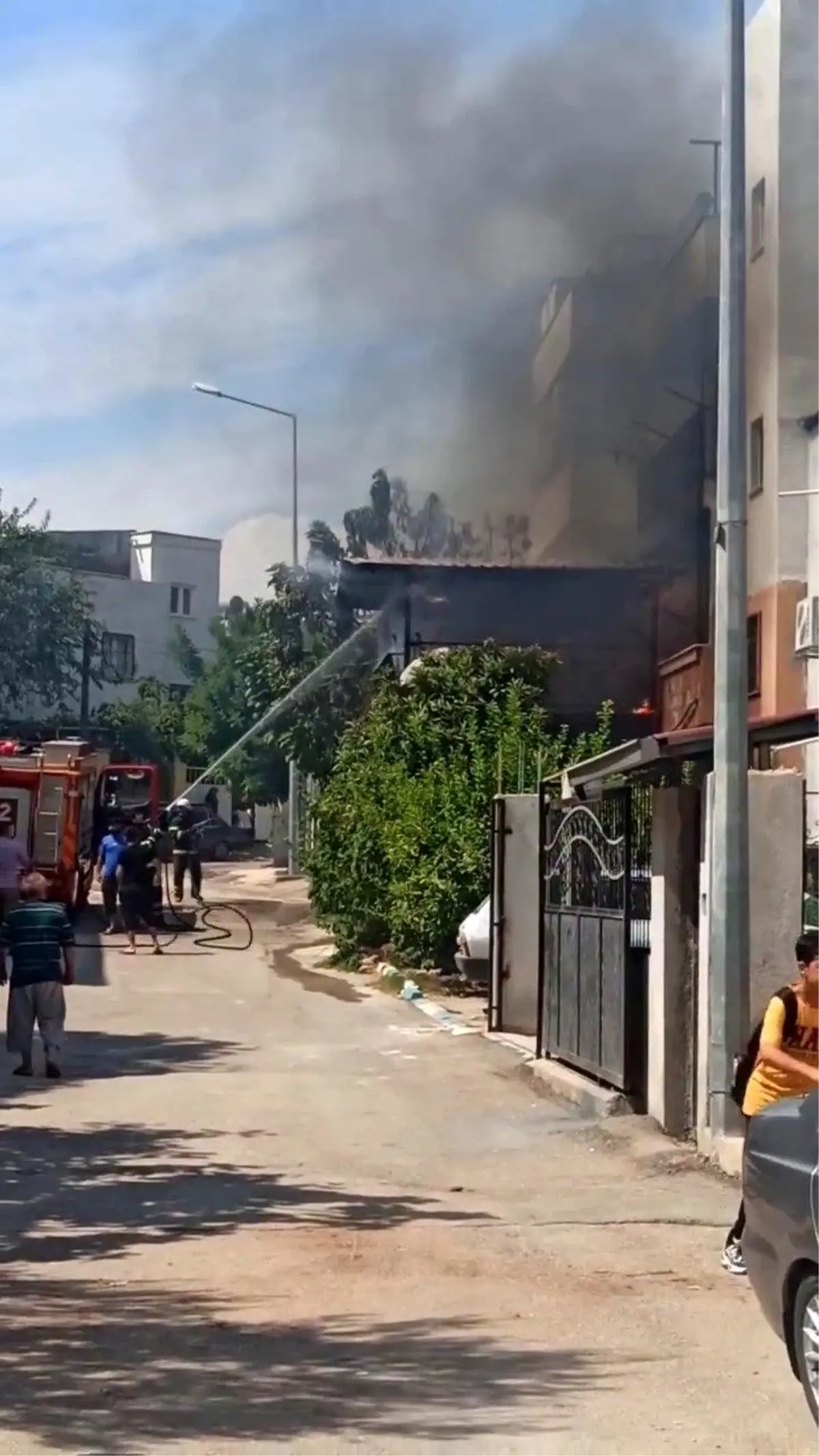 Adana\'da bir evde çıkan yangın itfaiye tarafından söndürüldü