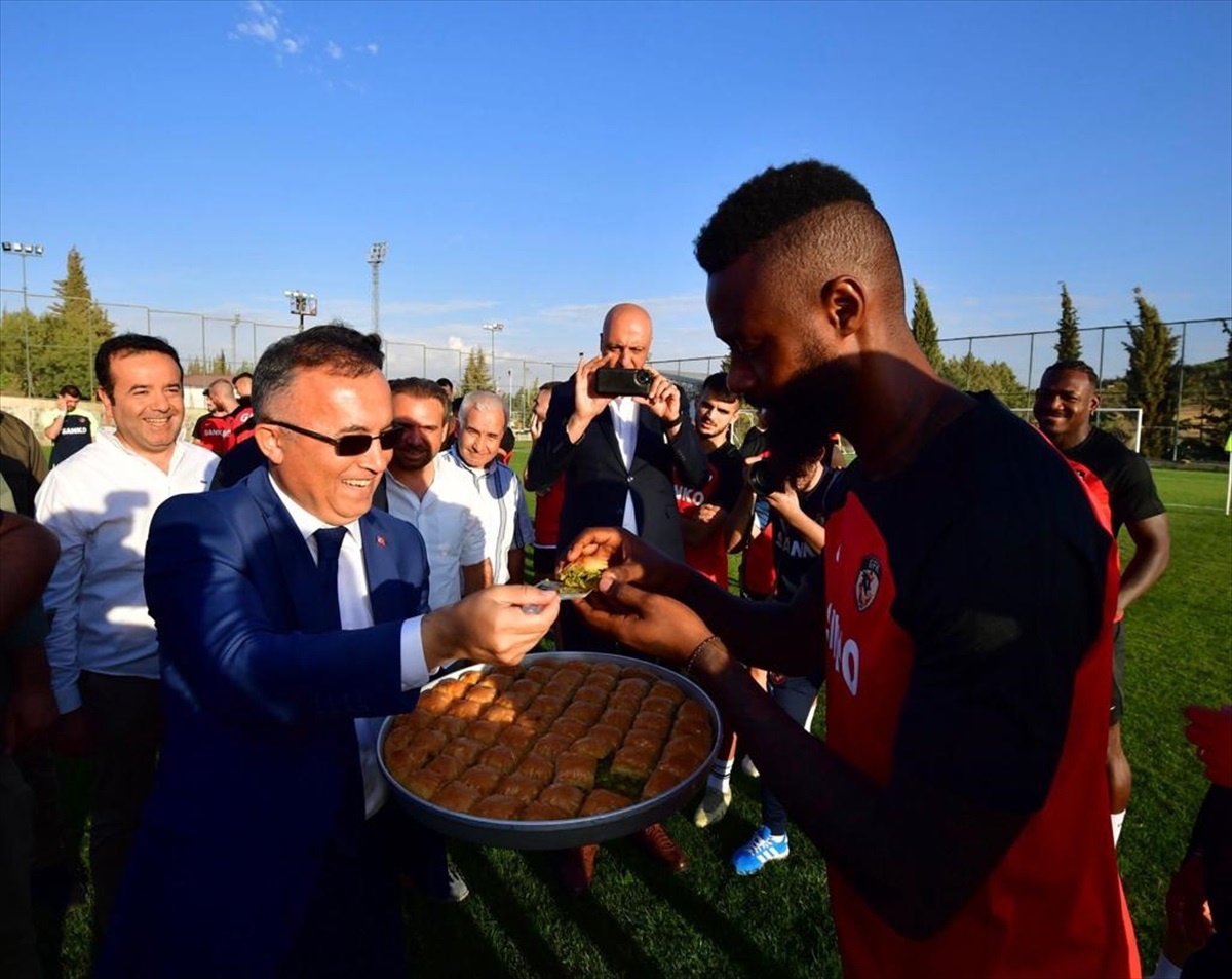 Gaziantep Valisi Kemal Çeber, Gaziantep FK\'nin tesislerini ziyaret etti
