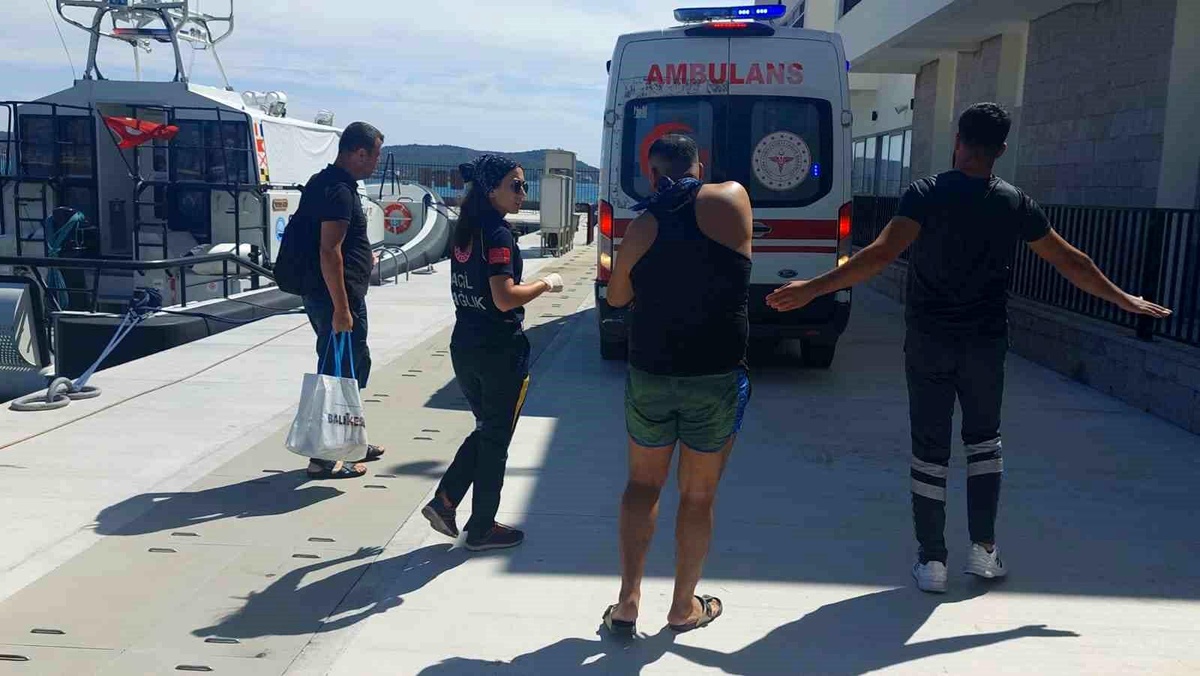 Ayvalık\'ta gezi teknesinde yaralanan kişi Sahil Güvenlik tarafından tıbbi tahliye edildi
