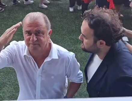 Herkes Fatih Terim'in 'Seni milli takıma geri istiyoruz' diyen taraftara tepkisini konuşuyor Herkes Fatih Terim'in 'Seni milli takıma geri istiyoruz' diyen taraftara tepkisini konuşuyor