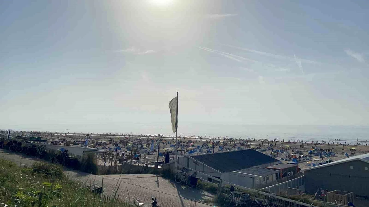 Hollanda\'da Halk Sıcak Havayı Plajlarda Değerlendirdi