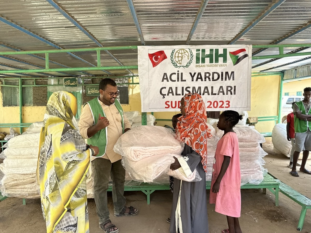 İHH Sudan\'a Yardım Malzemeleri Dağıtıyor
