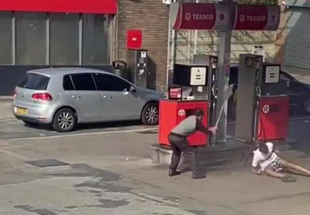 İngiltere'de 11 yaşındaki bir kıza saldıran Bully cinsi köpek kızı kurtarmaya çalışan iki kişiyi hastanelik ett İngiltere'de 11 yaşındaki bir kıza saldıran Bully cinsi köpek kızı kurtarmaya çalışan iki kişiyi hastanelik ett