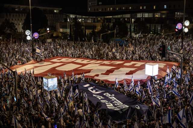 İsrail'de binlerce kişi yargı düzenlemesine karşı protesto gösterisi yaptı