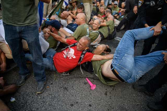 İsrail'de binlerce kişi yargı düzenlemesine karşı protesto gösterisi yaptı