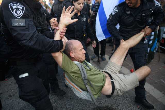 İsrail'de binlerce kişi yargı düzenlemesine karşı protesto gösterisi yaptı