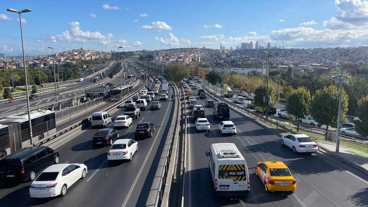 İstanbul\'da okulların açılmasının da etkisiyle trafik yoğunluğu yüzde 62\'lere çıktı
