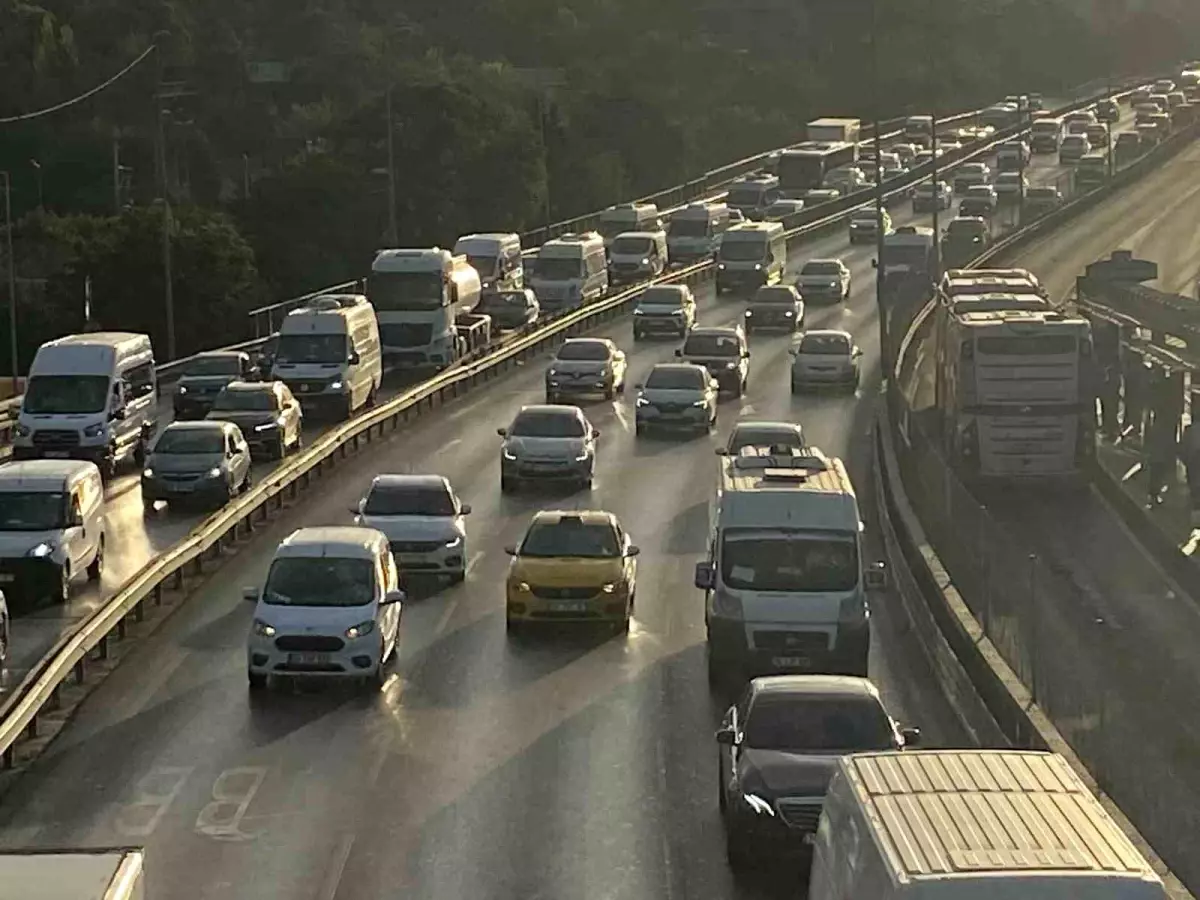 Okulların Açılmasıyla Küçükçekmece\'de Trafik Yoğunluğu Yaşandı