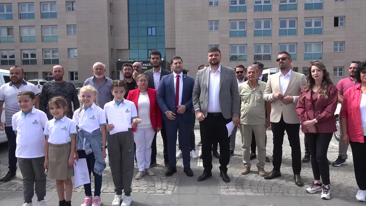 İYİ Parti Aksaray Teşkilatı, Milli Eğitim İl Müdürlüğü önünde açıklama yaptı