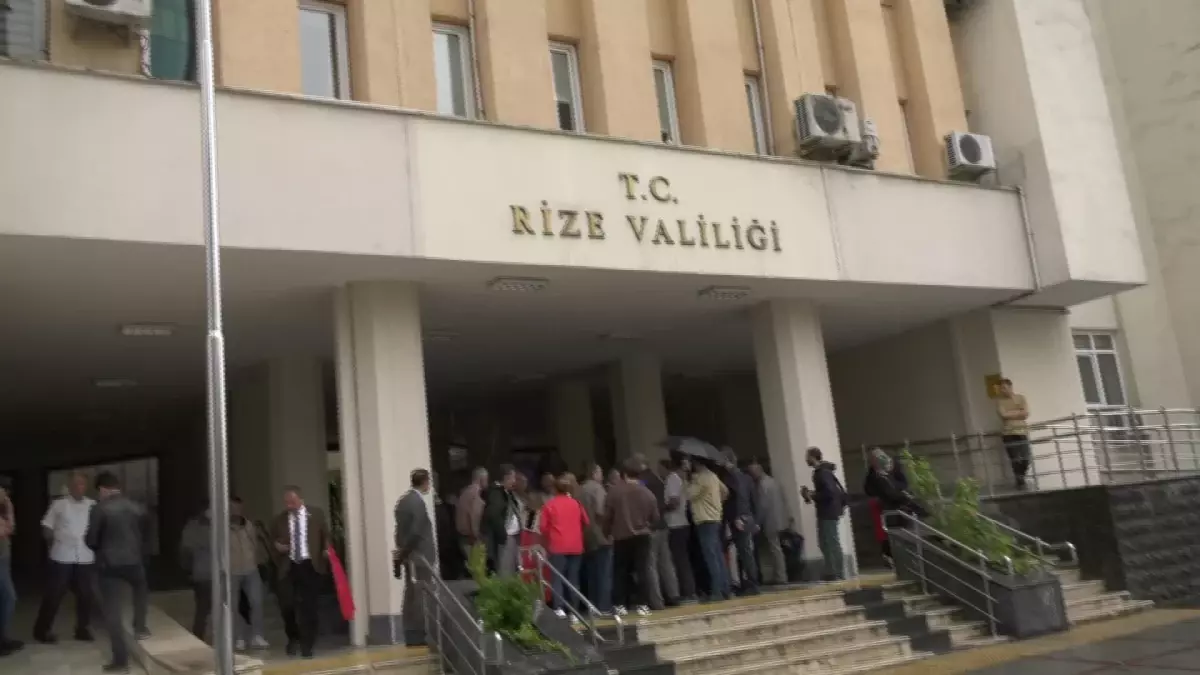 İyi Parti Rize İl Teşkilatı, Valilik Önünde Açıklama Yaptı: "Sözde Eğitim ya da Barınma Merkezlerine, Bırakın Müsamaha Gösterilmesini, Derhal...