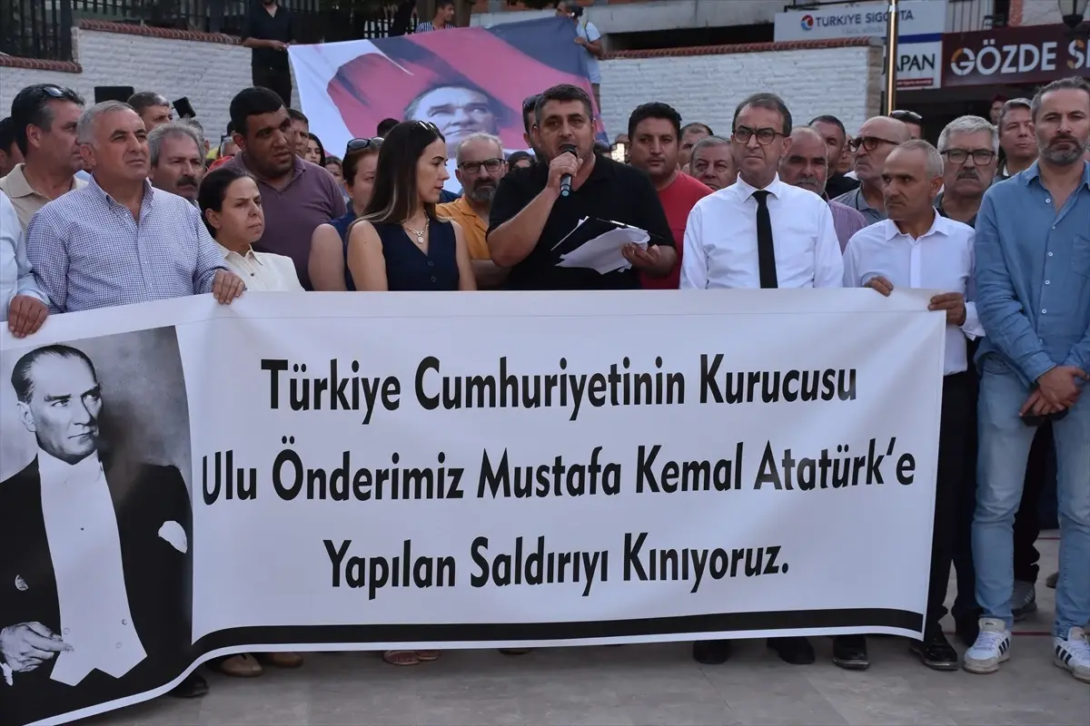 Kemalpaşa\'da Atatürk Anıtı\'na saldırıya tepki