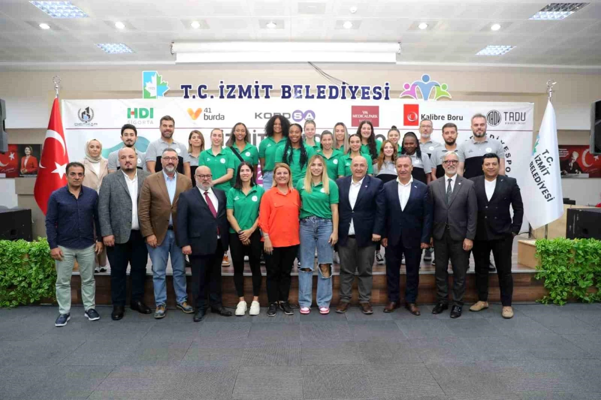 İzmit Belediyespor Kadın Basketbol Takımı\'nın yeni kadrosu tanıtıldı