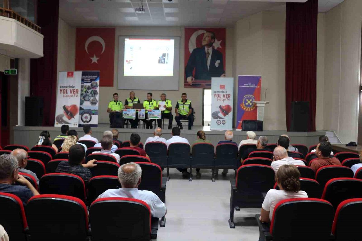 Sinop İl Jandarma Komutanlığı Trafik Şube Müdürlüğü\'nden Okul Servisi Şoförlerine Bilgilendirme Toplantısı