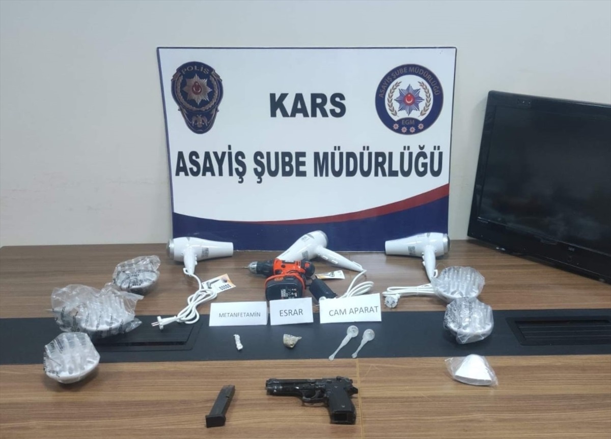 Kars\'ta Aranan 3 Firari Hükümlü Silahla Yakalandı