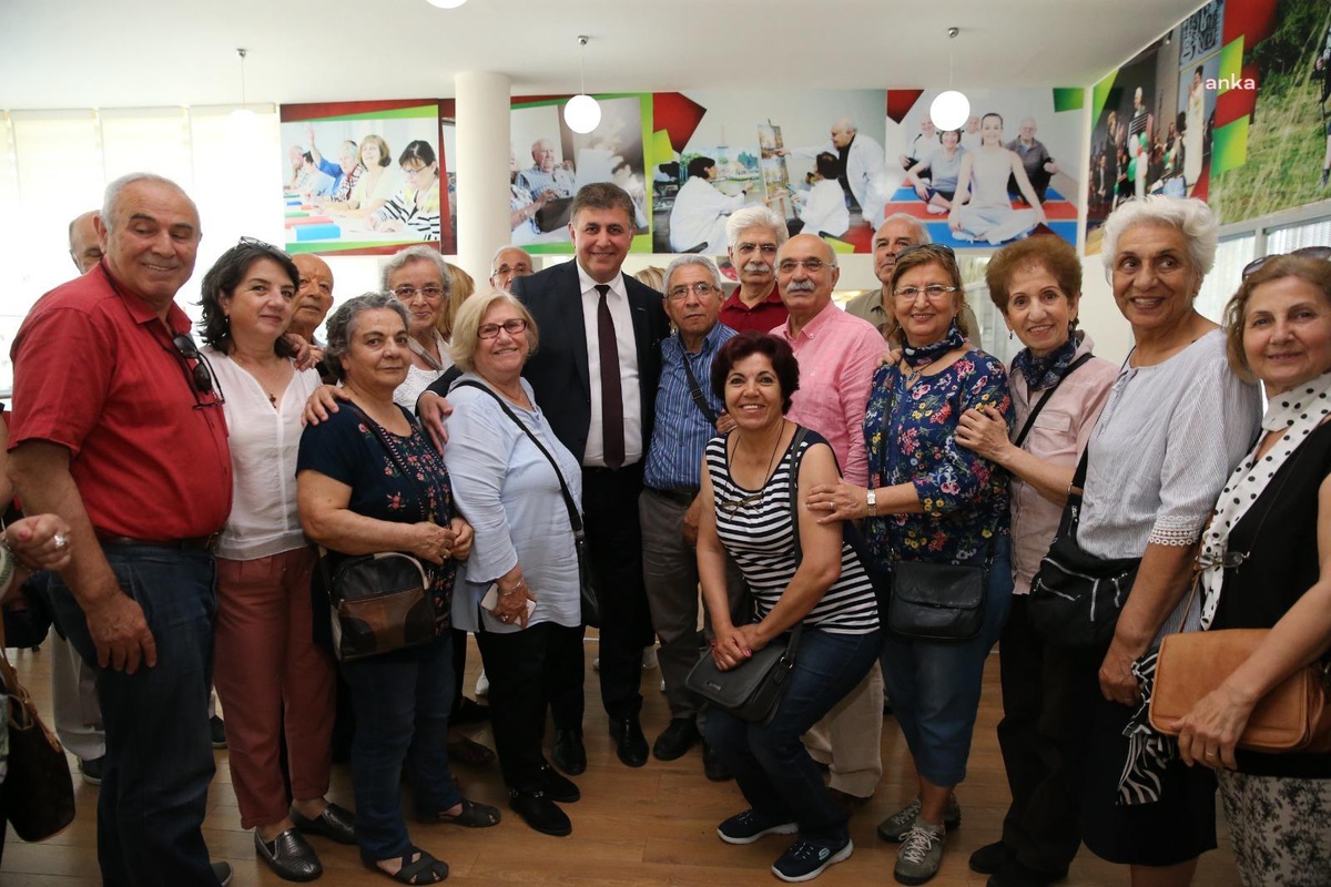 Karşıyaka Belediyesi, Bilge Çınarlar Sağlıklı Yaş Alma Merkezi\'nde Aktif Yaşam İmkanı Sunuyor