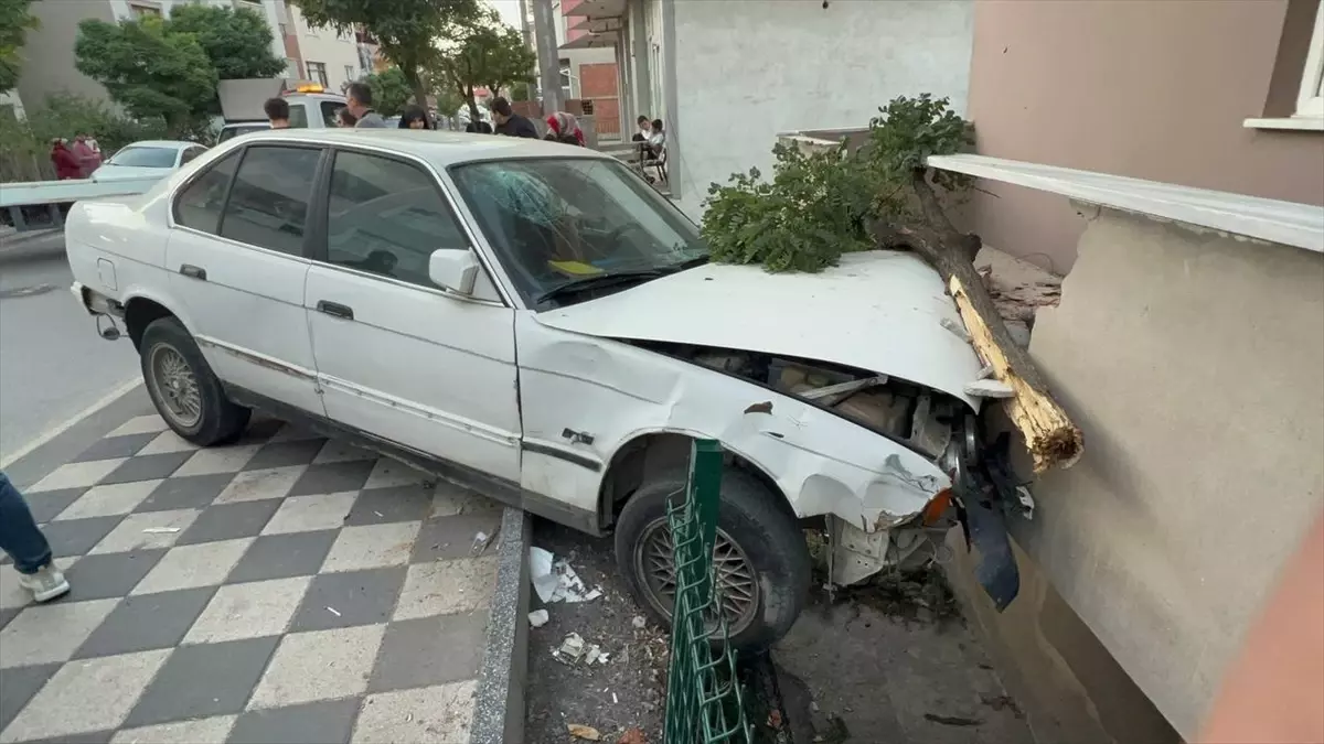 Darıca\'da otomobil yokuşta kontrolden çıkarak balkon duvarına çarptı: 2 yaralı