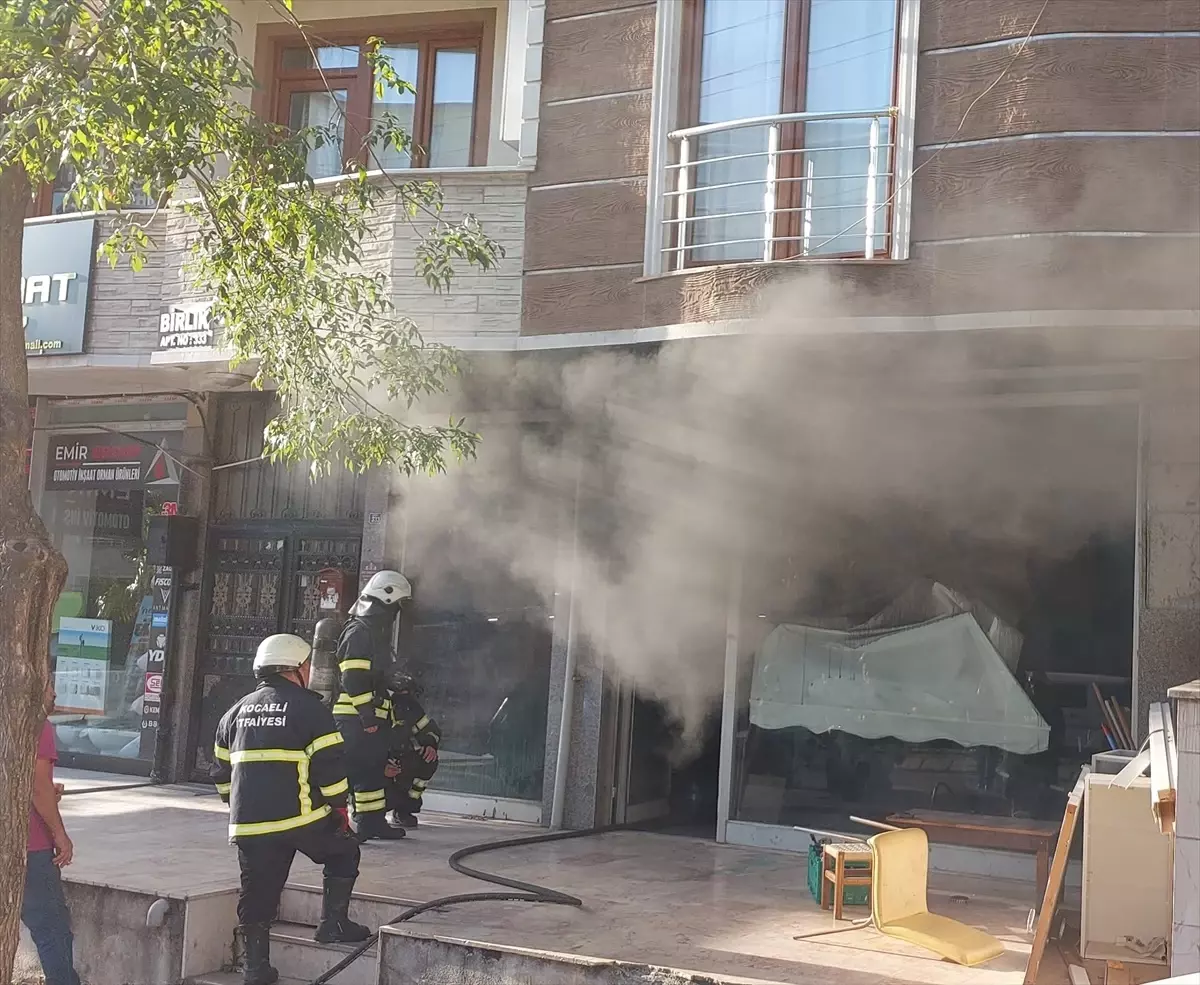 Kocaeli\'de Oto Yedek Parça Dükkanında Yangın Çıktı