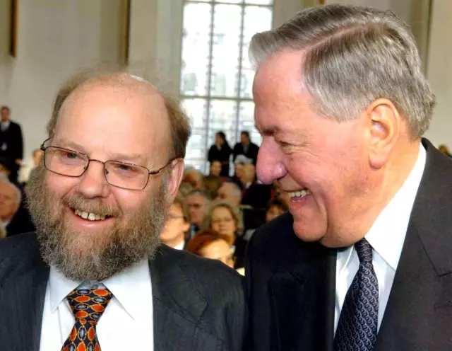 Koyun Dolly'i klonlayan İngiliz bilim insanı Ian Wilmut hayatını kaybetti Koyun Dolly'i klonlayan İngiliz bilim insanı Ian Wilmut hayatını kaybetti